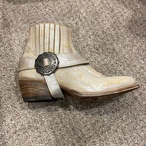 Matisse Judd LT. gold color size 6-1/2 new! No box!